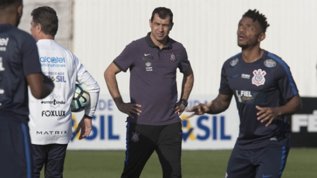 E se precisar? Corinthians segue em busca de zagueiro, mas arma opções