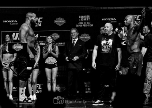 Daniel Cormier e Jon Jones se encaram antes de revanche no UFC 214