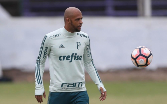 Felipe Melo notifica Palmeiras cobrando sua reintegração ao elenco