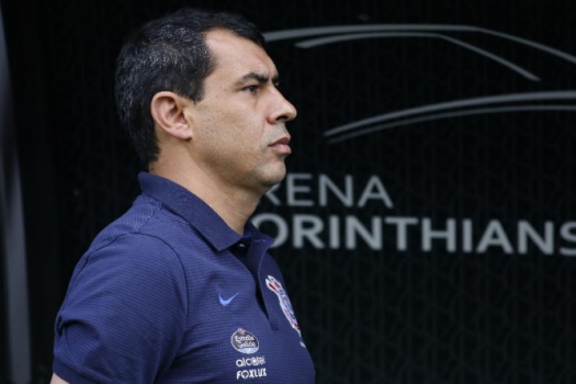 'Na linha de tiro', Carille evita euforia e explica mudanças contra o lanterna