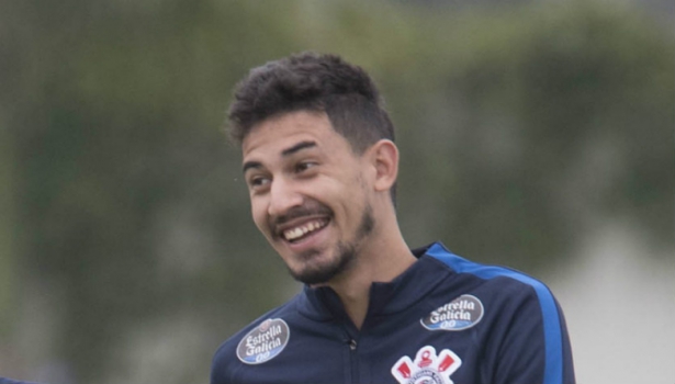 Maduro e 'cada vez mais solto': jovem corintiano tem nova fase no Mineirão