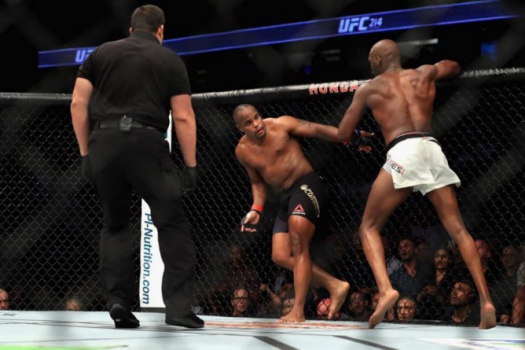 UFC 214 - Jon Jones nocauteou Daniel Cormier com uma canelada alta