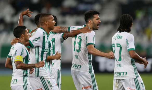 Jailson amplia recorde no Palmeiras, mas leva 3º amarelo e está suspenso