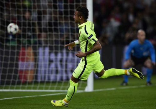 Naquela mesma edição os dois times ficariam frente a frente nas quartas de final. O Barcelona, logo no primeiro jogo, em Paris, mostrou que passaria facilmente pelo adversário. Triunfo por 3 a 1 com um dos gols sendo de Neymar