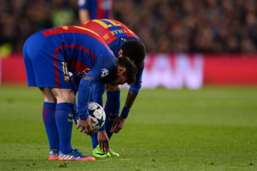 Em seguida, logo depois do PSG fazer seu gol e calar o Nou Camp, Neymar fez uma cobrança de falta fantástica magistral ampliando para 4 a 1 o placar para o Barcelona