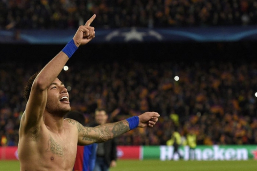 Já nos acréscimos do segundo tempo Neymar deu um passe que rompeu a defesa do Barcelona e Sergi classificou o Barcelona