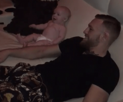 Conor McGregor assiste evento do UFC ao lado do filho recém-nascido