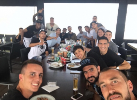 Jadson e Fellipe Bastos dão show durante churrasco do Timão no CT