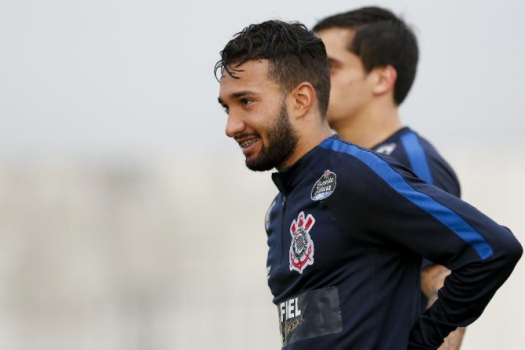 Clayson vê grupo unido e analisa briga por titularidade no Corinthians