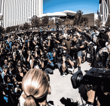 Floyd Mayweather chega para superluta com Conor McGregor em Las Vegas (EUA)