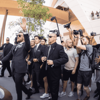 Conor McGregor chega para superluta com Floyd Mayweather em Las Vegas (EUA)