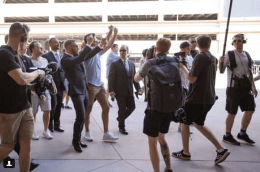 Conor McGregor e sua equipe trocaram provocações com time de Floyd Mayweather