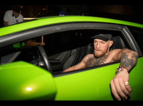 Conor McGregor dirige carro importado por Las Vegas (EUA)