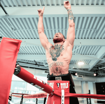 Conor McGregor simula comemoração após treino em Las Vegas (EUA)