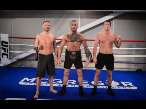 Conor McGregor posa com treinadores John Kavanagh (esquerda) e Owen Roddy (direita)