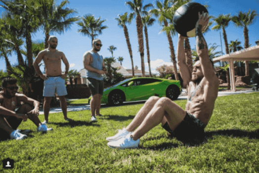 Conor McGregor treina ao ar livre durante preparação para luta com Floyd Mayweather