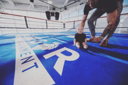 Conor McGregor se diverte com o filho dentro de ringue de boxe