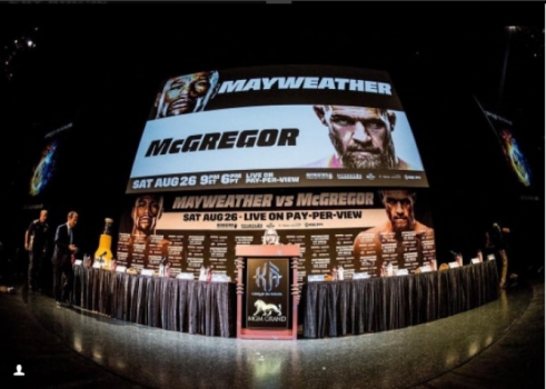 Palco montado para coletiva de imprensa com Floyd Mayweather e Conor McGregor