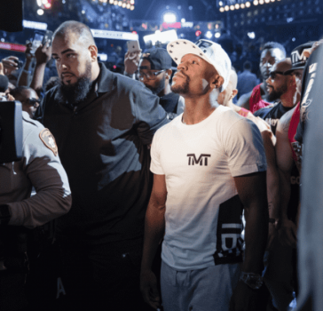Floyd Mayweather e Conor McGregor se encaram antes de superluta