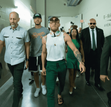Floyd Mayweather e Conor McGregor se encaram antes de superluta