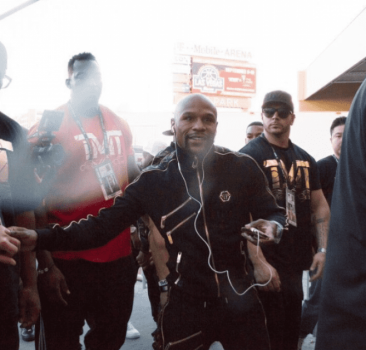 Floyd Mayweather chega para superluta com Conor McGregor em Las Vegas (EUA)