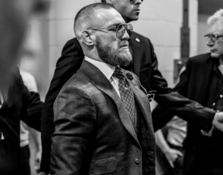 Conor McGregor chega com terno de linha para superluta com Floyd Mayweather