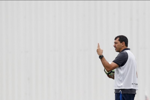 À espera de Arana e força máxima: Timão volta olhares à Sul-Americana