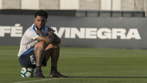 Jejum, futuro incerto e apoio: Kazim tem nova chance no Corinthians