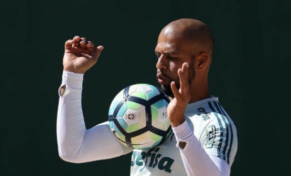 Felipe Melo ganha pontos e nova posição, mas Cuca não define volta