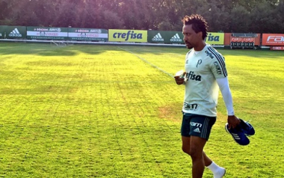 Arouca e Felipe Melo fazem treino físico no gramado da Academia