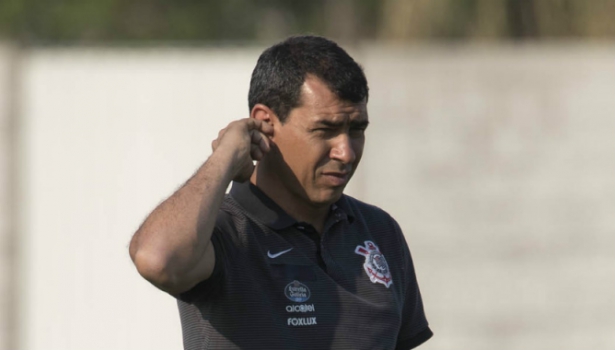 Banco não dá solução, e time ideal é intocável durante má fase corintiana