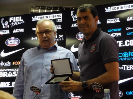 Carille renova com o Corinthians por mais dois anos: 'Muito agradecido'