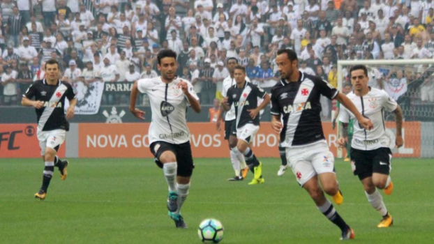 Corinthians perde chances, mas tem gol irregular validado e vence o Vasco