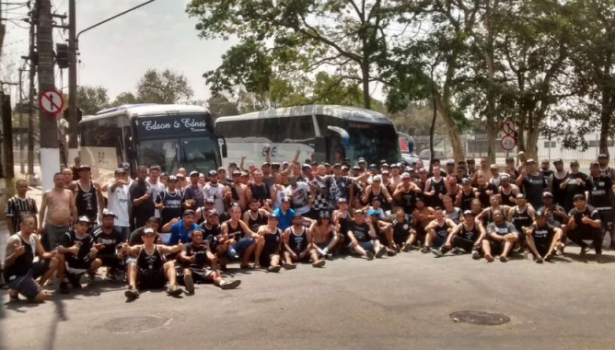 Cordiais e fiéis: torcidas de Racing e Corinthians dão show antes de duelo