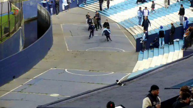 Torcida do Racing não lota, mas faz festa contra Timão e garoto emociona