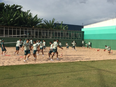 Mina participa de treino e diverte atletas na reapresentação do elenco