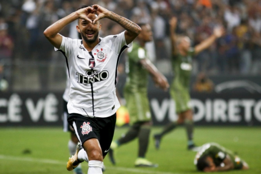 Carille teve papo antes de sacar Clayson, que vinha criando gols