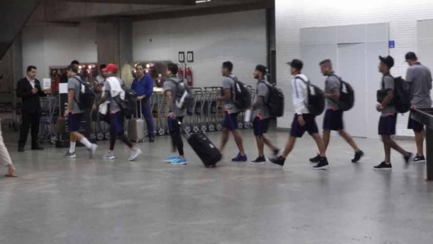 Corinthians desembarca após derrota na Bahia e admite missão: secar rival