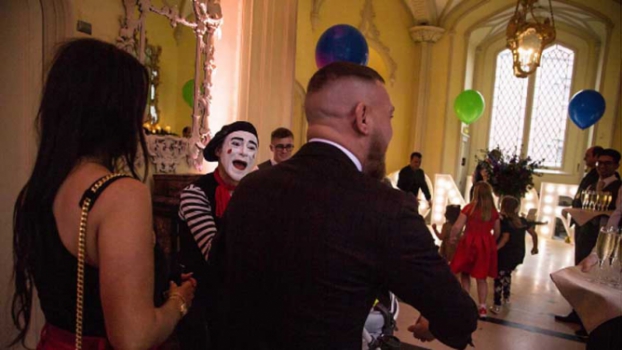 Conor McGregor faz mega festa para batizado de filho