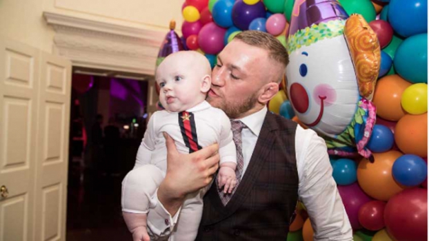 Conor McGregor faz mega festa para batizado de filho