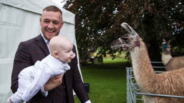Conor McGregor faz mega festa para batizado de filho
