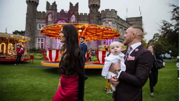 Conor McGregor faz mega festa para batizado de filho