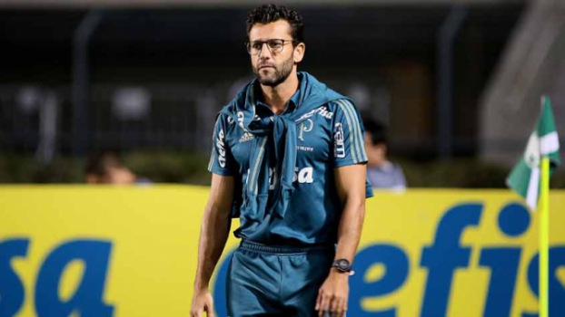 Valentim ganha apoio de elenco e torcida; Palmeiras ainda aguarda