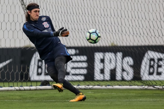 Cássio 'pega o jeito' e evolui também nas reposições de bola no Corinthians