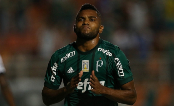 Agora vai? Borja volta a ser titular após mais de dois meses