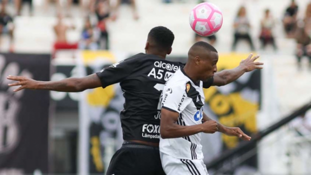 'De pernas pro ar', Corinthians perde com gol de Lucca e reabre Brasileirão