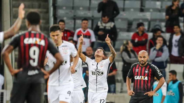 Furacão perde pênalti, Corinthians vence e fica mais perto do título