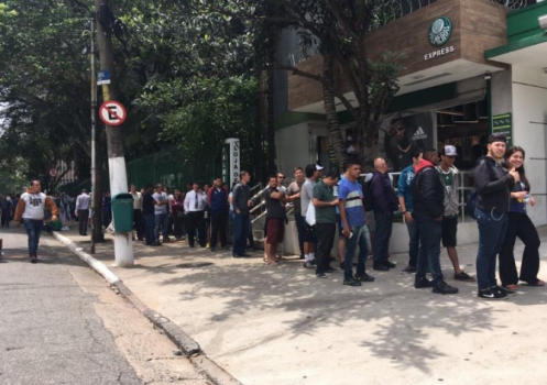 Torcida forma longa fila por ingressos para finais da base no Allianz Parque