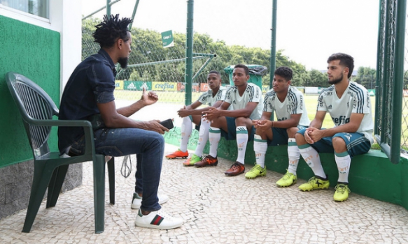 Zé Roberto segue próximo do elenco como diretor e dá 'palestra' à base