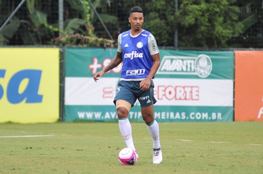 Da saída quase certa à titularidade: Antônio Carlos ressurge no Palmeiras